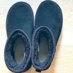 Ugg classic mini platform. Like new condition.